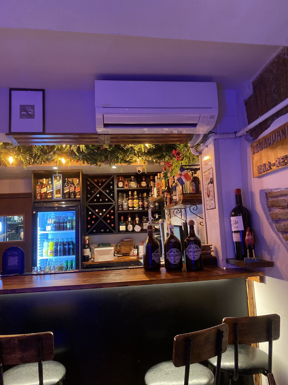 La barra de Mamajuana, con luces cálidas y botellas