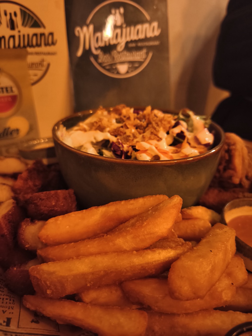 Bandeja de fritos con el vaso de Mamajuana detrás
