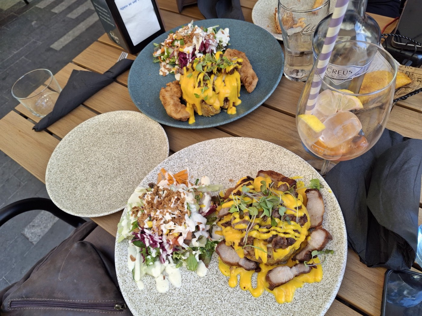 Mesa con platos de mofongo y ensalada