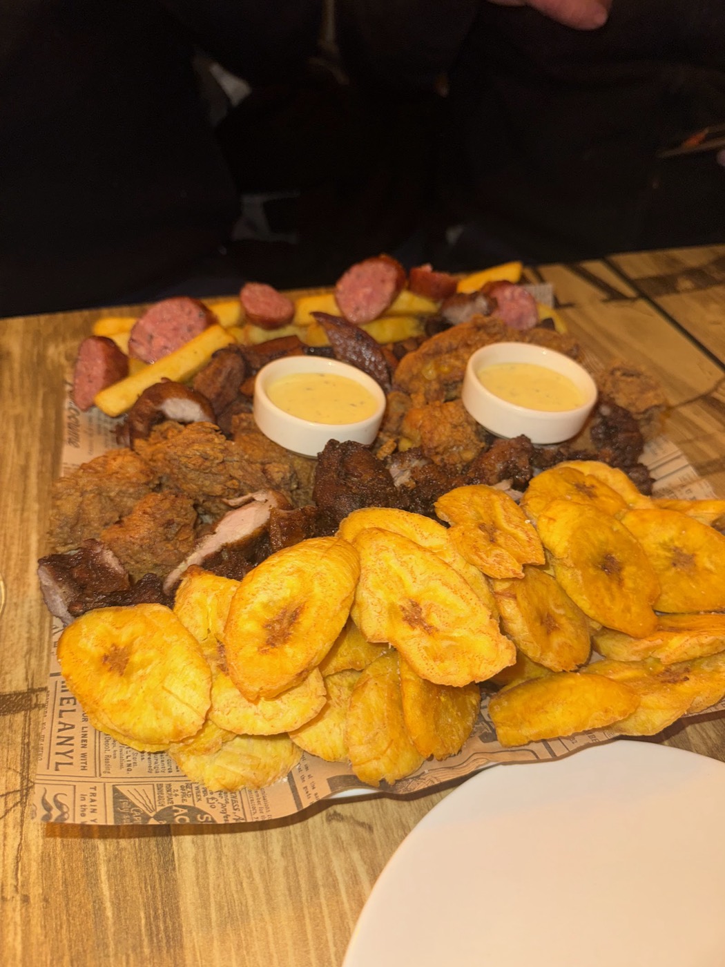 Bandeja con plátano frito, carne y salsas