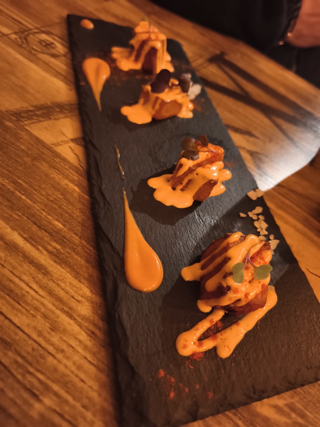Tapas servidas sobre pizarra