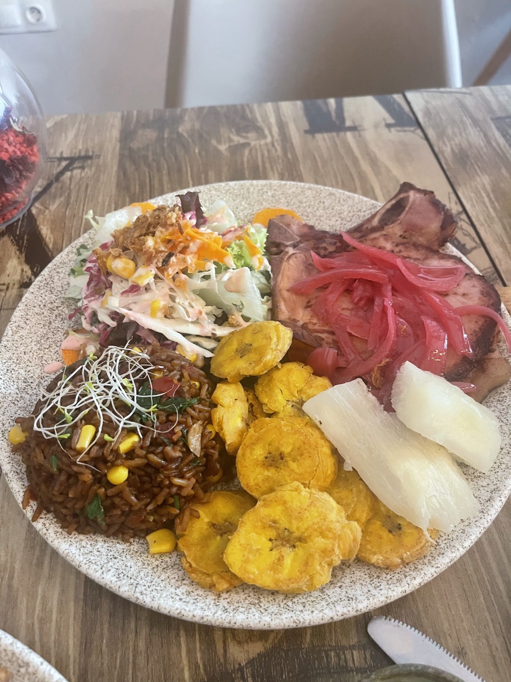 Plato combinado con tostones y arroz