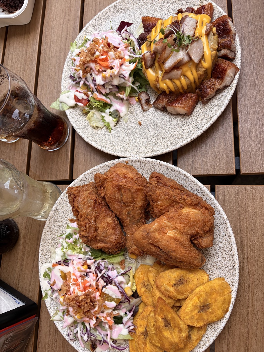 Pollo frito con tostones y ensalada