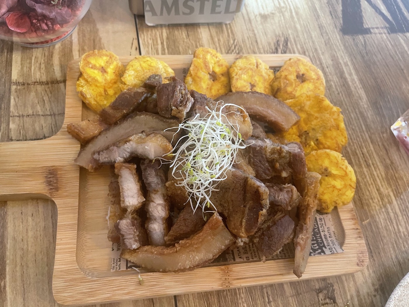 Tabla de carne con tostones